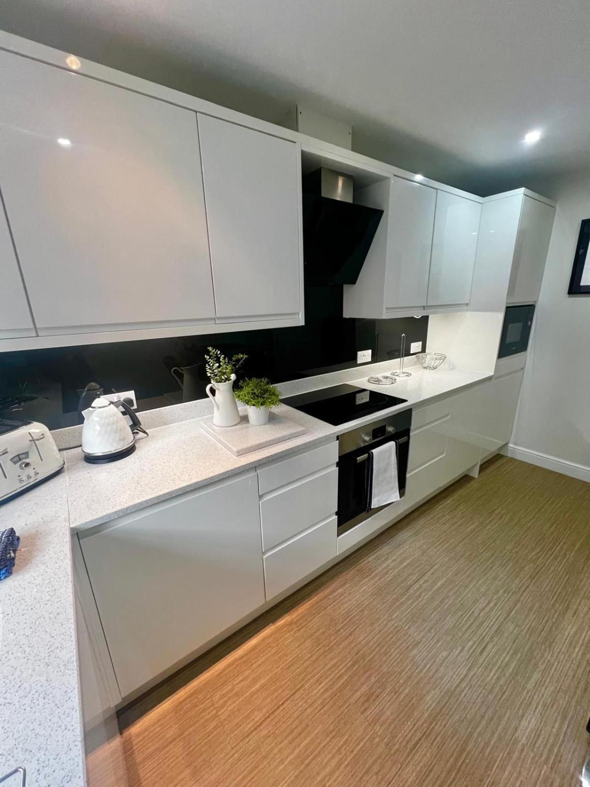 Majestic, Modern & Spacious Harbour-View Apartment With Parking Whitby Exterior foto